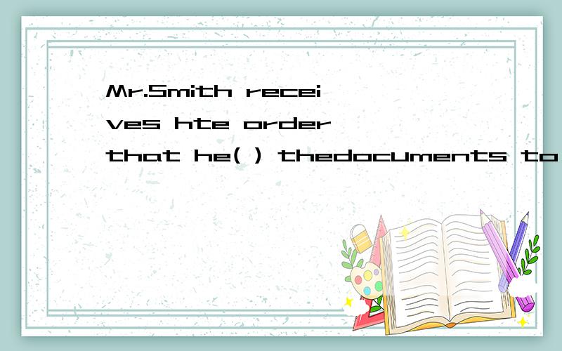 Mr.Smith receives hte order that he( ) thedocuments to the new product meeting for further discussionA.bring B.brings C.will bring D has bought选B怎么不对呢,请帮分析一下,