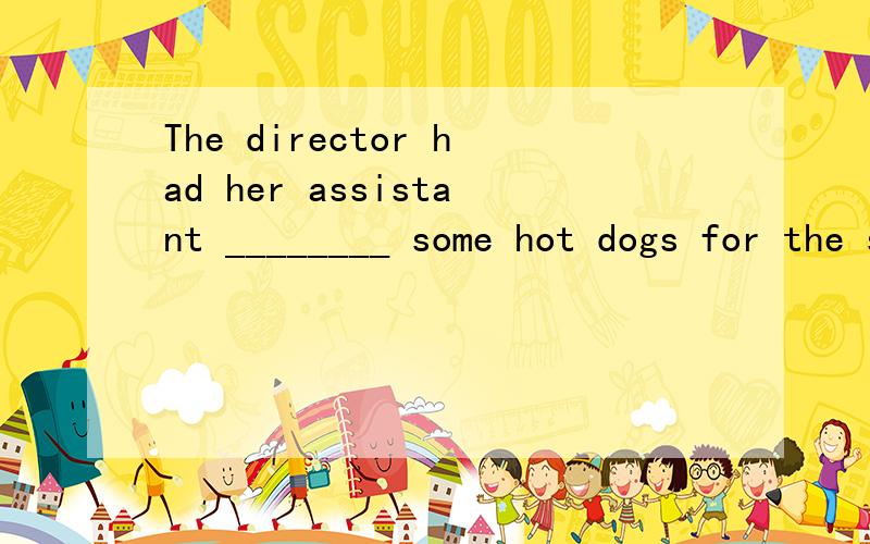 The director had her assistant ________ some hot dogs for the staff members.A.picked up B.picks up C.pick up D.picking up 这题为何选C而不选B呢?有谁可以给我讲讲吗?